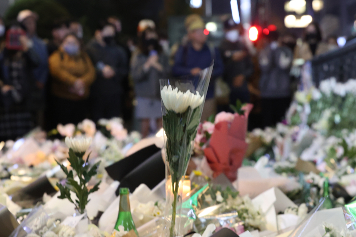 지난달 31일 오후 시민들이 서울 용산구 이태원역 1번 출구에 마련된 압사 사고 추모공간을 방문하고 있다. 연합뉴스