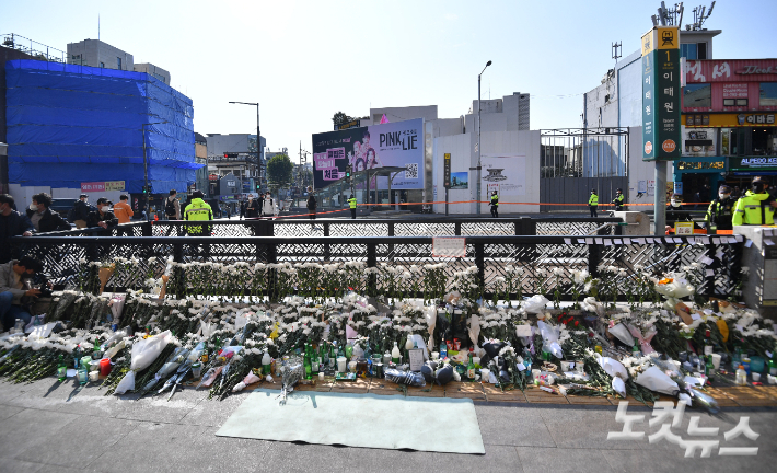 지난 31일 서울 용산구 이태원역 1번 출구 앞에 할로윈 압사 사고 희생자 추모 공간이 마련돼 있다. 류영주 기자