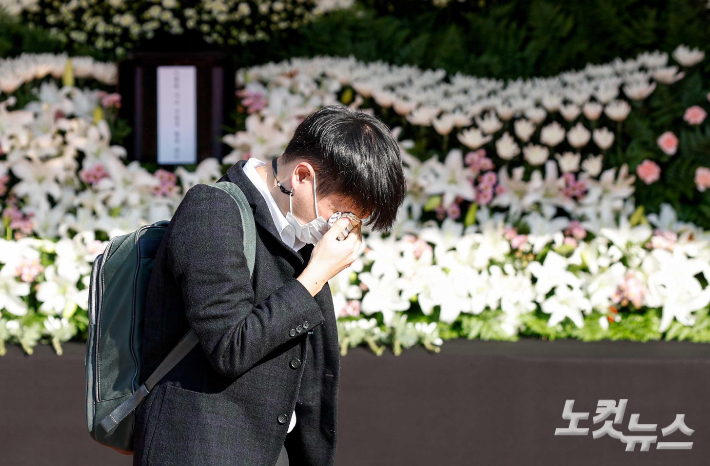 지난달 31일 서울 중구 서울광장에 마련된 이태원 참사 사망자를 위한 합동분향소를 찾은 한 시민이 헌화한 뒤 눈물을 흘리고 있다. 박종민 기자