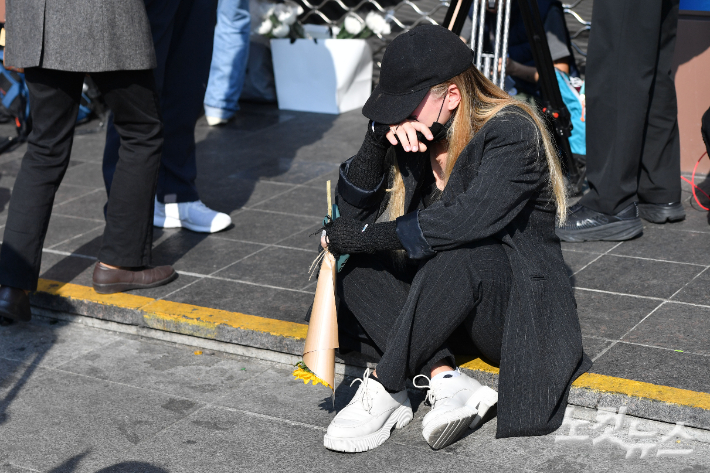 지난 31일 서울 용산구 이태원역 1번 출구 앞에 마련된 할로윈 압사 사고 희생자 추모 공간을 찾은 시민들이 애도하고 있다. 류영주 기자