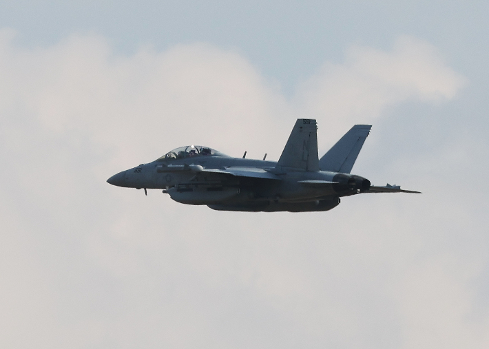 한미 군용기 240여 대가 참여하는 대규모 연합공중훈련 '비질런트 스톰'(Vigilant Storm)이 시작된 지난달 31일 경기도 평택시 주한미공군 오산기지에서 전자전기 EA-18 그라울러가 이륙하고 있다. 연합뉴스