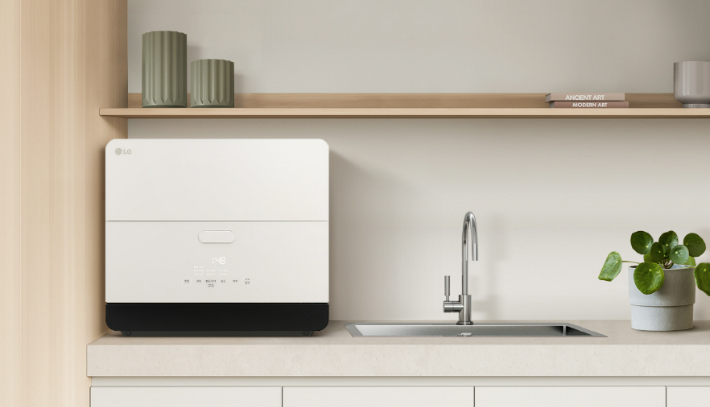 LG전자가 작은 주방에도 설치 가능한 'LG 디오스 오브제컬렉션 6인용 식기세척기' 신제품을 최근 출시했다. LG전자가 국내 창원에서 직접 생산하는 이 제품은 오브제컬렉션 컬러와 디자인을 적용해 인테리어와 조화롭고, 강력한 세척과 건조 성능으로 차별화된 고객경험을 제공한다. LG전자 제공
