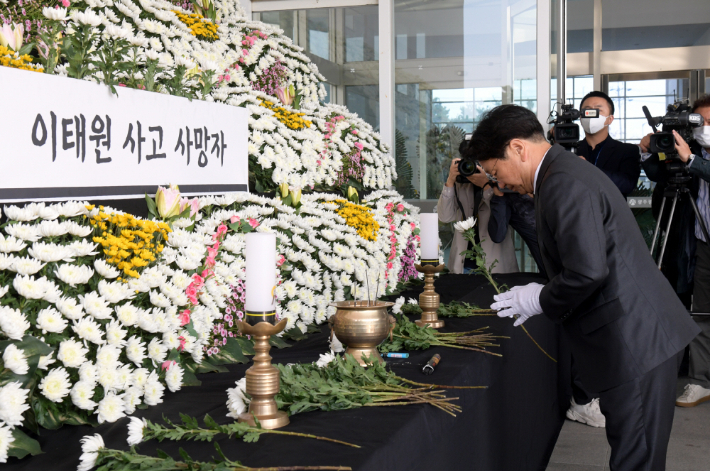 1일 오전 8시 50분 강기정 광주광역시장, 이태원 참사 합동분향소 참배. 광주광역시 제공