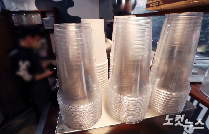 서울시내 한 카페에 일회용컵이 쌓여 있다. 황진환 기자