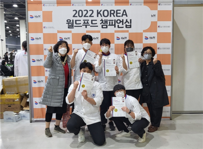 2022KOREA 월드푸드 챔피언십에서 금상-동상을 차지한 한림성심대 관광외식조리과 학생들. 한림성심대 제공 