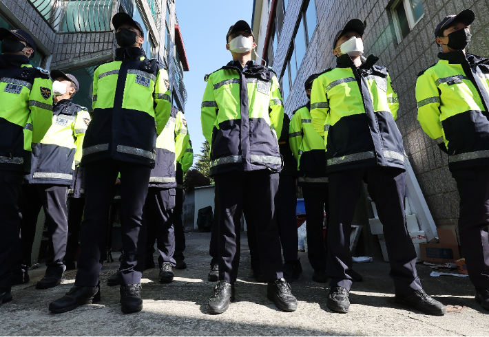 박병화가 출소한 지난달 31일 거주지인 경기도 화성시의 원룸 주변을 경찰이 통제하고 있다. 연합뉴스