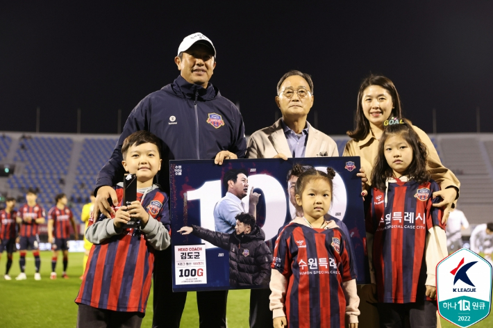 수원FC 김도균 감독(왼쪽) 가족과 김호곤 단장(가운데). 한국프로축구연맹