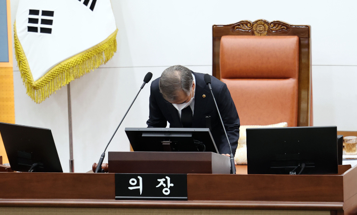 김현기 서울시의회 의장이 1일 오후 중구 서울특별시의회에서 열린 제315회 정례회 1차 본회의에서 이태원 압사 참사와 관련해 서울시의회 대표로 고개숙여 사과를 하고 있다. 연합뉴스