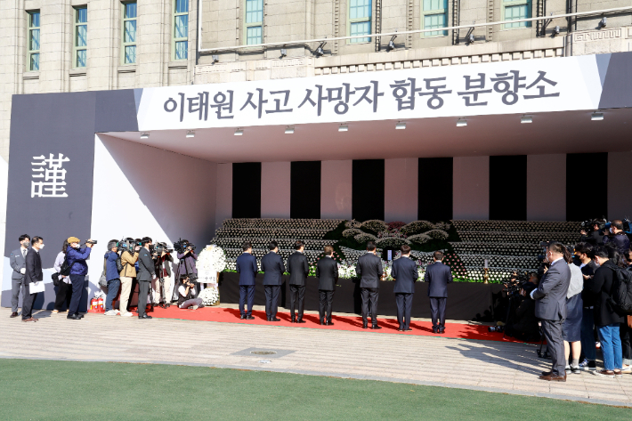 조규홍 보건복지부 장관이 지난달 31일 서울시청 앞 서울광장에 마련된 이태원 참사 사망자 합동 분향소를 찾아 조문했다. 복지부 제공