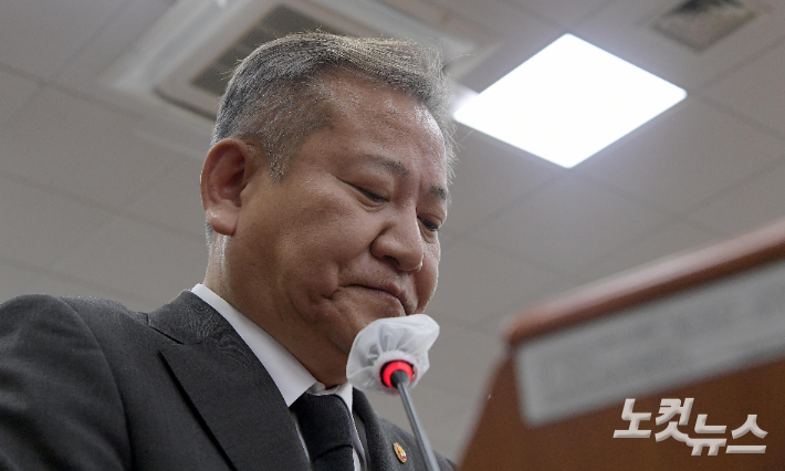 이상민 행정안전부 장관이 1일 서울 여의도 국회에서 열린 행정안전위원회 전체회의에 이태원 참사 현안 관련 보고를 하고 있다. 박종민 기자