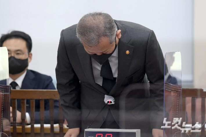 이상민 행정안전부 장관이 1일 서울 여의도 국회에서 열린 행정안전위원회 전체회의에 이태원 참사 현안 관련 보고 전 자신의 부적절한 발언에 대해 사과하고 있다. 박종민 기자