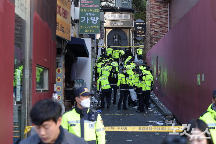 29일 오후 서울 용산구 이태원동 일대에 핼러윈을 맞이해 인파가 몰리면서 대규모 인명사고가 발생했다. 박종민 기자