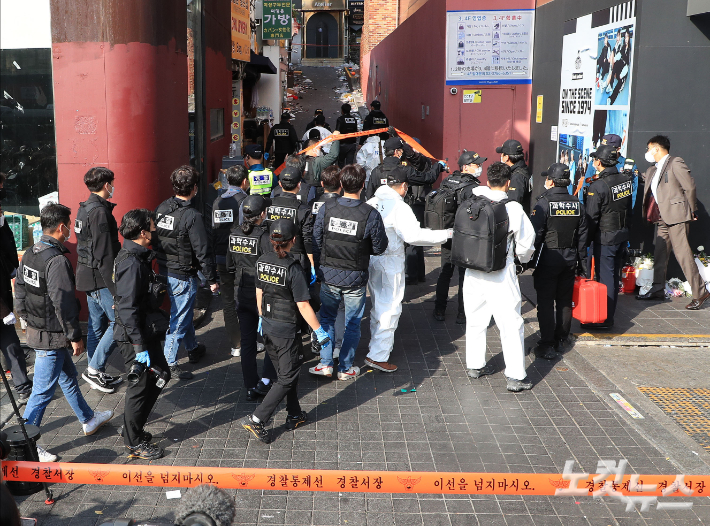 이태원 압사 참사를 수사 중인 서울경찰청 수사본부와 국립과학수사연구원들이 31일 서울 용산구 이태원 압사 참사 현장을 합동감식하고 있다. 류영주 기자