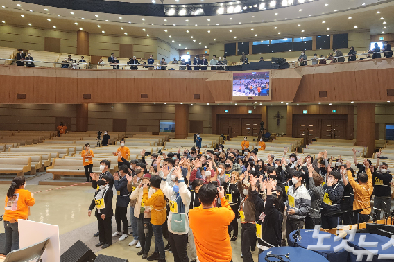 지난 29일 경기도 고양시 거룩한빛광성교회에서 열린 전국 농인 성경 골든벨 대회. 참가자들이 OX 퀴즈에 따라 자리를 이동하고 있다. 