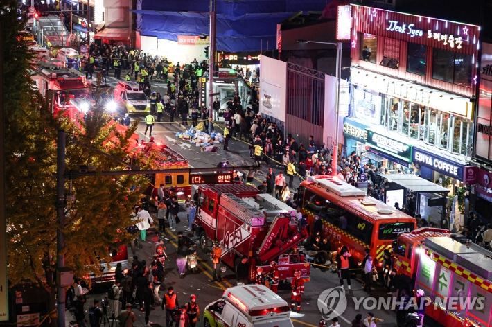 지난 10월 30일 오전 출동한 119 구조대원들이 희생자들을 구조하고 분류하고 있다. 연합뉴스