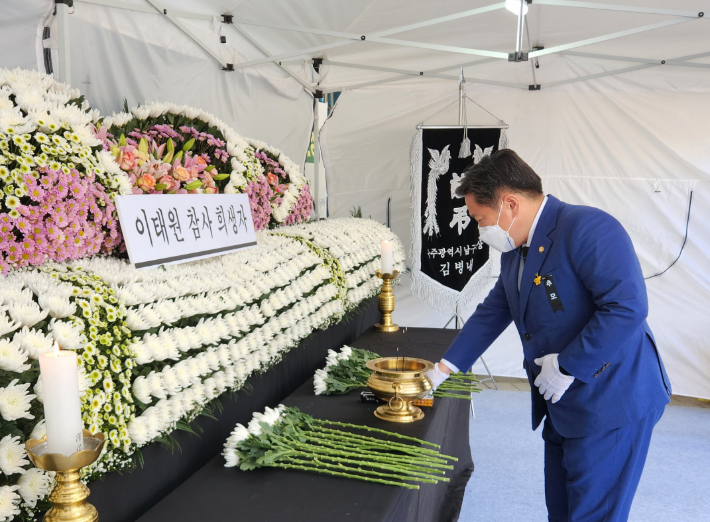 김병내 남구청장이 남구청사 앞에 마련된 분향소에서 추모하는 모습. 남구청 제공