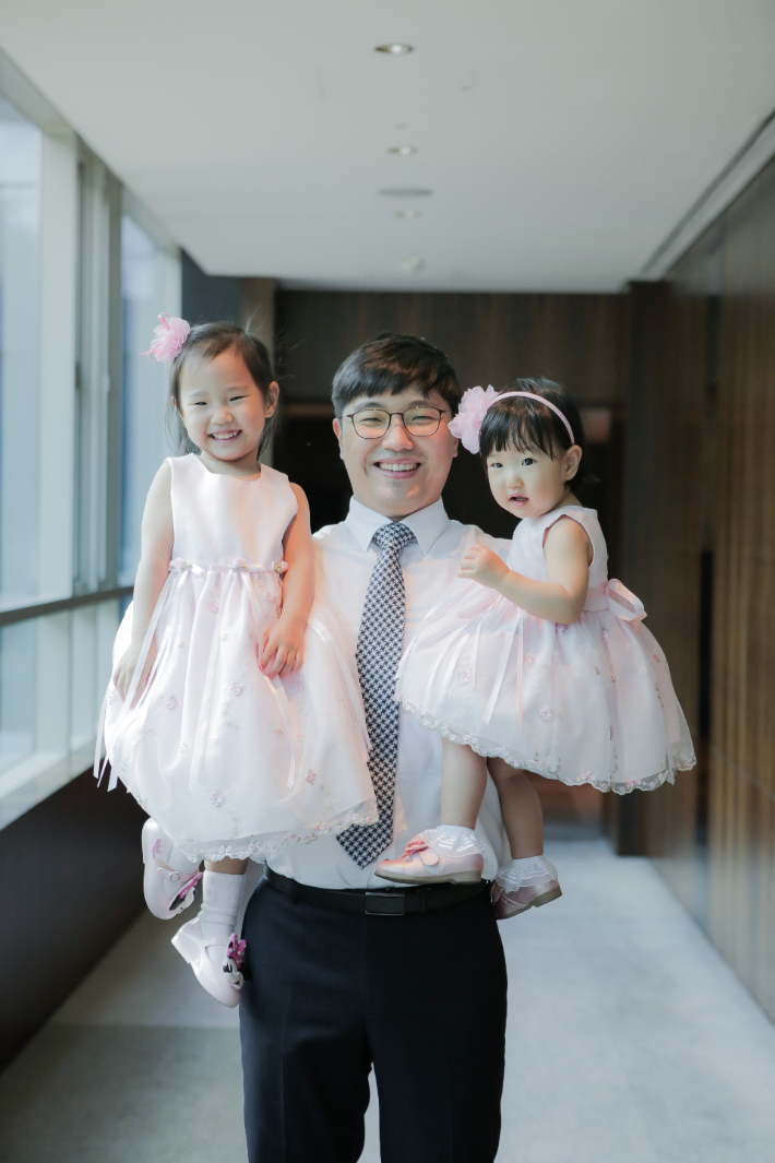 두 딸 은빈(6), 은우(4)와 함께한 김진환(36)씨. 김씨는 아빠들의 육아를 다방면으로 지원하는 '경기도 아빠하이!' 사업에 참여 중인 열혈 '육아 대디'다. 김진환씨 제공