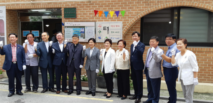 지역 중장년들을 위해 대조동루터교회와 대조동주민센터가 협력해 대조동교회에 지난 2019년 7월 '중장년쉼터'를 마련해 운영하고 있다. 