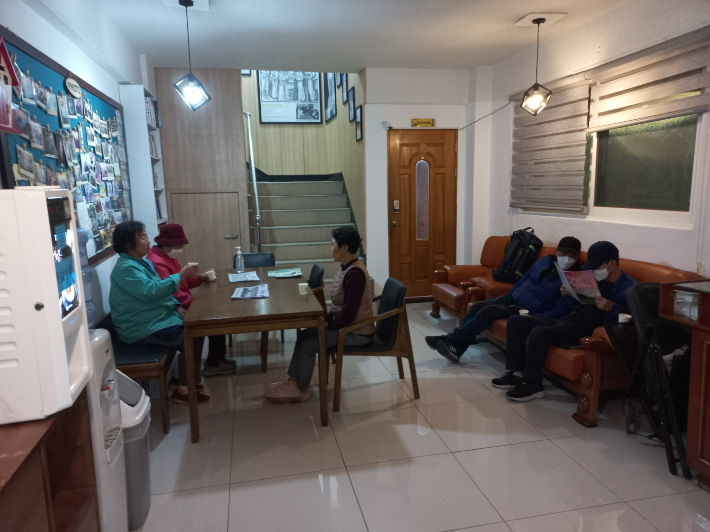 중장년쉼터에서 담소를 나누고 있는 지역 주민들