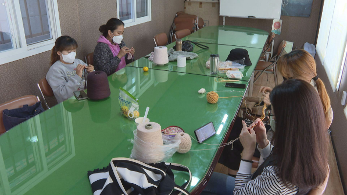 대조초등학교 학부모 취미교실 '뜨게방' 어머니들이 대조동루터교회 한 공간에 모여 뜨게질을 하고 있다. 