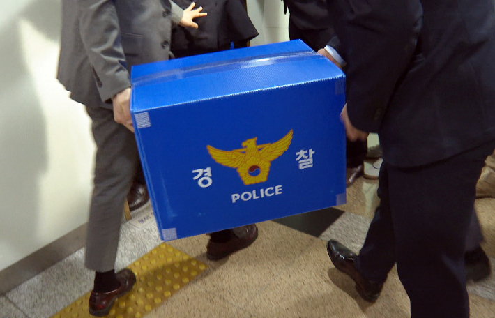 지난 5월 2일 경찰이 '성남FC 의혹'을 수사하기 위해 성남지청 5개 과를 압수수색하는 모습. 연합뉴스
