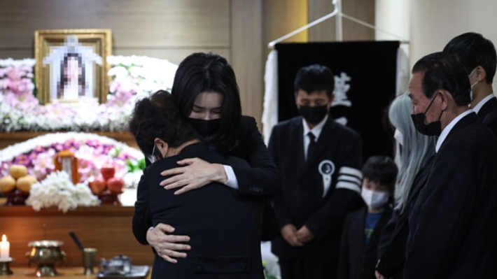 김건희 여사가 2일 오후 이태원 참사 고교생 희생자 빈소가 마련된 서울 노원구 한 장례식장을 찾아 유가족을 위로하고 있다. 대통령실 제공