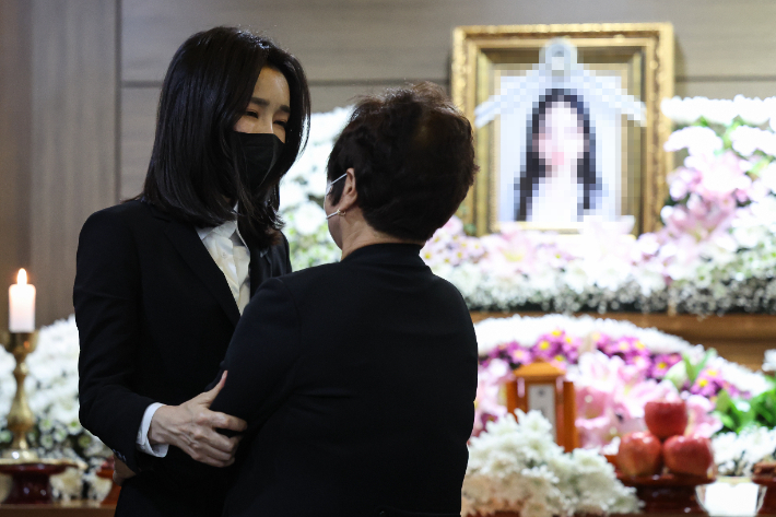 김건희 여사가 2일 오후 이태원 참사 고교생 희생자 빈소가 마련된 서울 노원구 한 장례식장을 찾아 유가족을 위로하고 있다. 대통령실 제공