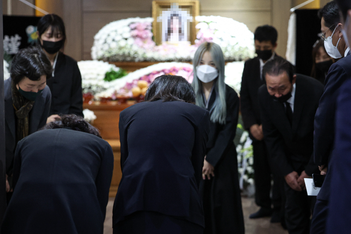 김건희 여사가 2일 오후 이태원 참사 고교생 희생자 빈소가 마련된 서울 노원구 한 장례식장을 찾아 유가족에게 고개를 숙이고 있다. 대통령실 제공