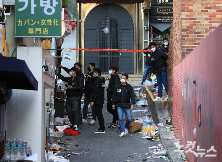 이태원 압사 참사를 수사 중인 서울경찰청 수사본부와 국립과학수사연구원들이 10월 31일 서울 용산구 이태원 압사 참사 현장을 합동감식하고 있다. 류영주 기자