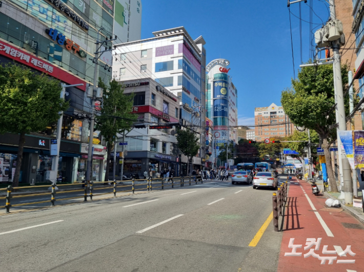 오륙도선 트램 건설 예정지인 부산 경성대 앞 도로 모습. 아무런 공사도 이뤄지지 않고 있다. 박진홍 기자