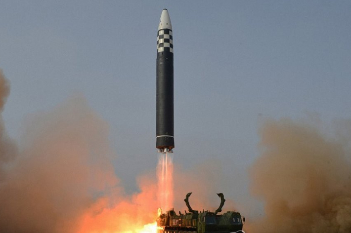 북한이 지난 3월 공개한 대륙간탄도미사일(ICBM) '화성-17형' 시험발사 장면. 연합뉴스