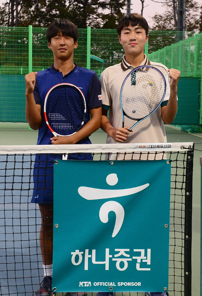 '국제테니스연맹(ITF) 하나증권 오산 아시아국제주니어대회'에 출전 중인 김장준(왼쪽)과 노호영이 선전을 다짐하고 있다. 대한테니스협회