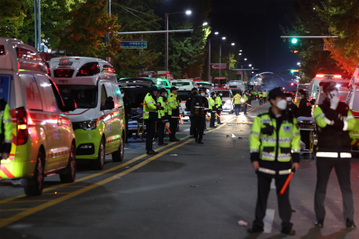 지난달 30일 오전 서울 용산구 이태원 핼러윈 인명사고 현장에 구급차가 모여있다. 연합뉴스