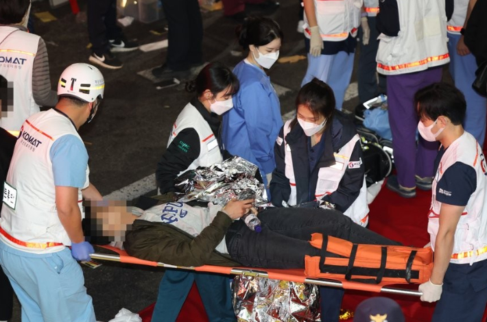 지난달 29일 발생한 서울 용산구 이태원 핼러윈 인명사고에서 구조된 부상자들이 병원으로 후송되고 있다. 연합뉴스