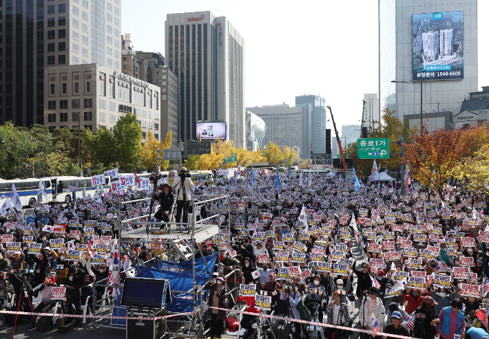 지난달 29일 서울 광화문 동화면세점 앞에서 자유통일당 주최로 집회가 열리고 있다. 연합뉴스