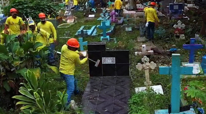 지난 1일(현지시간) 엘살바도르 산타테클라 묘지에서 한 수감자가 갱단 'MS-13' 조직원의 무덤 묘비를 부수고 있다. 연합뉴스