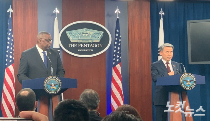 왼쪽부터 로이드 오스틴 미 국방장관과 이종석 국방장관이 미 국방부 청사에서 54차 한미안보협의회의 결과를 설명하고 있다. 권민철 기자 