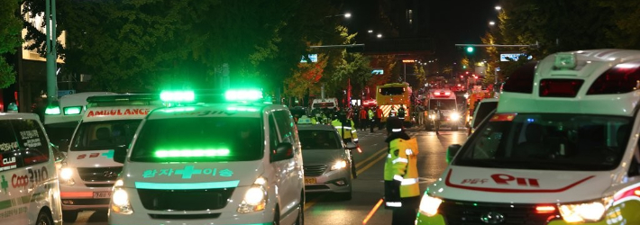 30일 오전 서울 용산구 이태원 핼러윈 인명사고 현장에서 구조대원 등이 구조활동을 하고 있다. 연합뉴스