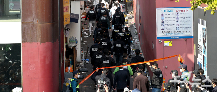 이태원 압사 참사를 수사 중인 서울경찰청 수사본부와 국립과학수사연구원들이 31일 서울 용산구 이태원 압사 참사 현장을 합동감식하기 위해 현장으로 들어서고 있다. 류영주 기자