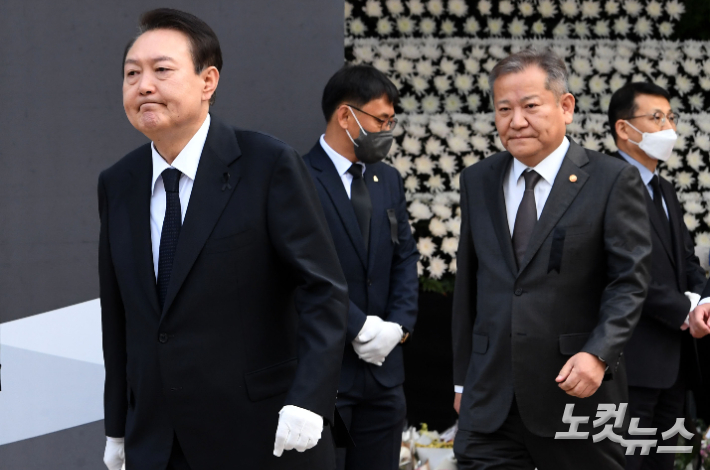 윤석열 대통령과 이상민 행정안전부 장관이 3일 오전 서울광장에 마련된 이태원 참사 합동분향소를 찾아 헌화 후 이동하고 있다. 황진환 기자