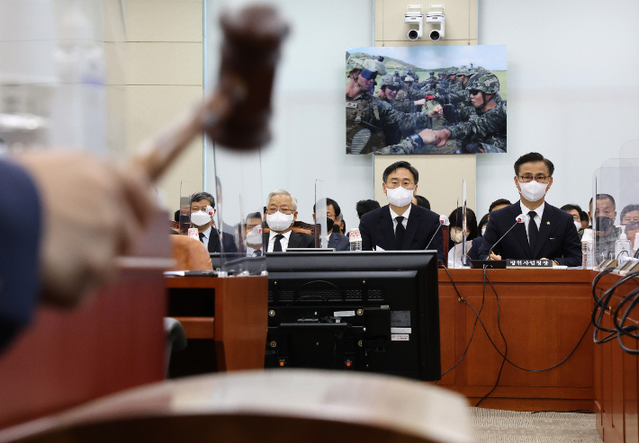 4일 오전 국회 국방위원회 전체회의에서 북한 탄도미사일 도발 규탄 및 중단 촉구 결의안이 채택되고 있다. 앞줄 오른쪽부터 엄동환 방위사업청장, 신범철 국방부 차관, 송선태 5·18민주화운동 진상규명조사위원장. 연합뉴스
