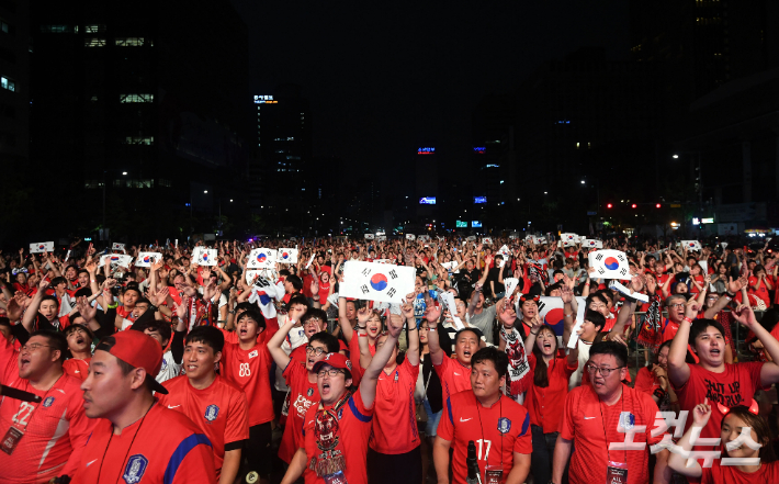 2018 러시아 월드컵 F조 조별리그 3차전 대한민국 VS 독일 전이 열린 28일 새벽 서울 광화문 광장에 모인 붉은악마 거리응원단과 시민들이 대한민국 대표팀이 2:0으로 승리하자 환호하고 있다. 노컷뉴스