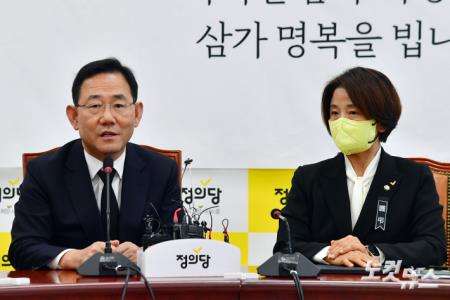 국민의힘 주호영 원내대표가 4일 서울 여의도 국회에서 정의당을 방문해 이은주 원내대표와 만나며 발언을 하고 있다.