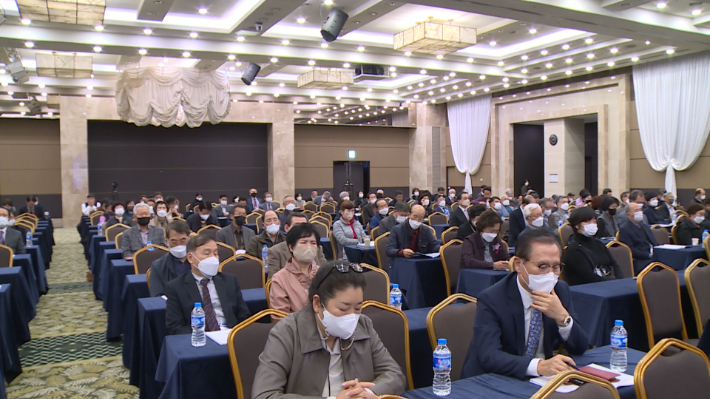 영남지역장로회는 제12회 회원 부부 수련회를 '우리를 지으신 여호와 앞에 무릎을 꿇자'는 주제로 소노벨 경주에서 가졌다.