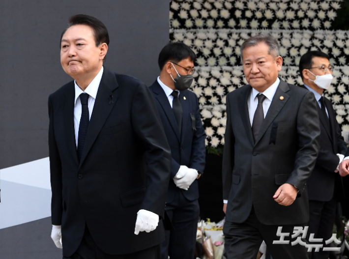 윤석열 대통령과 이상민 행정안전부 장관이 지난 3일 서울광장에 마련된 이태원 참사 합동분향소를 찾아 헌화 후 이동하고 있다. 황진환 기자