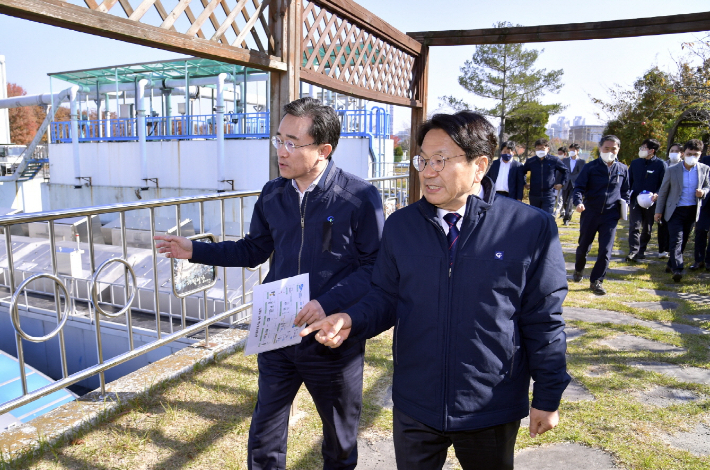 강기정 광주광역시장이 4일 오전 광주환경공단에서 업무보고를 받은 뒤 김성환 광주환경공단 이사장 등 관계 공무원들과 하수처리시설을 점검하고 있다. 광주광역시 제공