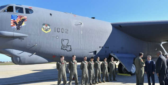 이종섭 국방부 장관과 오스틴 미국 국방장관이 3일(현지시간) 미국 메릴랜드주 소재 앤드루스(Andrews) 공군기지를 방문, B-52와 B-1B의 능력과 작전운용에 대해 브리핑 받고 있다. 국방부 제공