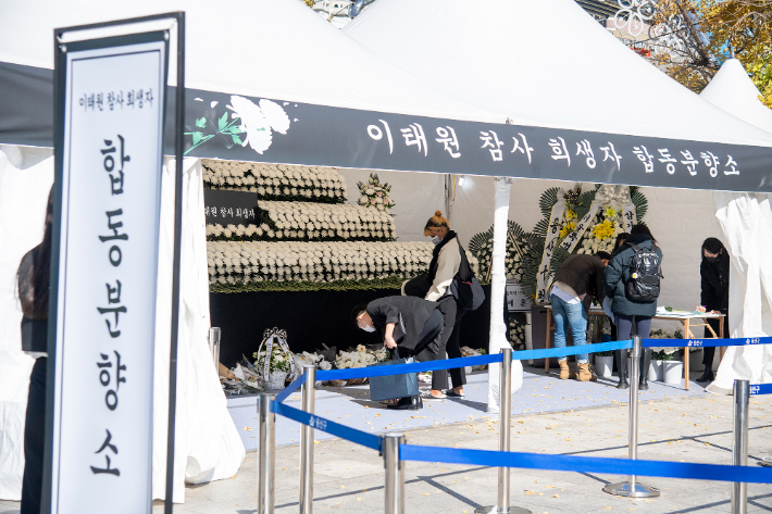 용산구 녹사평역 광장 '이태원 참사 희생자 합동분향소'. 용산구 제공