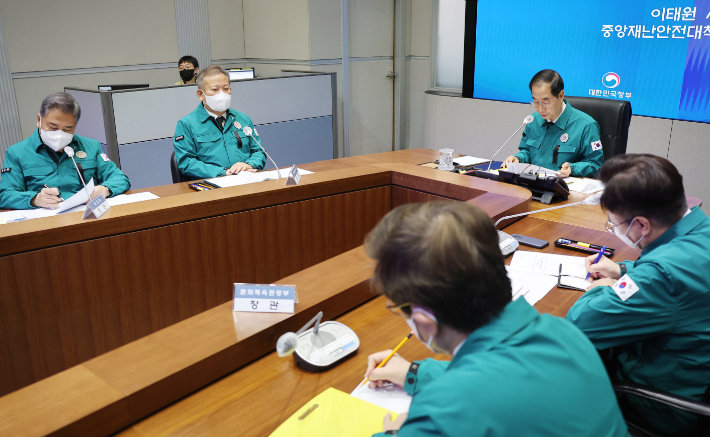 한덕수 국무총리가 5일 정부서울청사 중앙재난안전대책본부 상황실에서 이태원 사고 중대본 회의를 주재하며 발언하고 있다. 연합뉴스