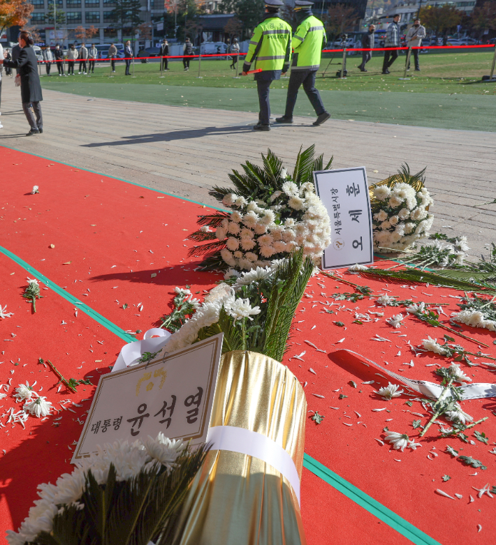 4일 오후 서울 중구 시청 앞 서울광장에 마련된 이태원 참사 희생자 합동 분향소에 윤석열 대통령과 오세훈 서울시장의 근조화환이 쓰러져 있다. 화환은 이번 참사로 아들을 잃은 한 유족이 쓰러뜨렸다. 연합뉴스